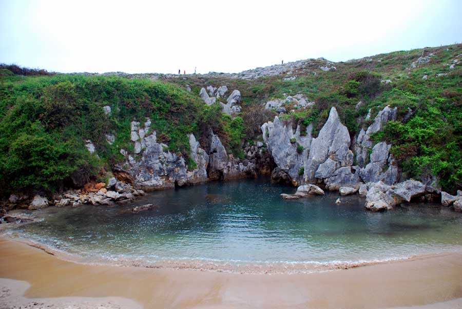 playa natural de Gulpiyuri